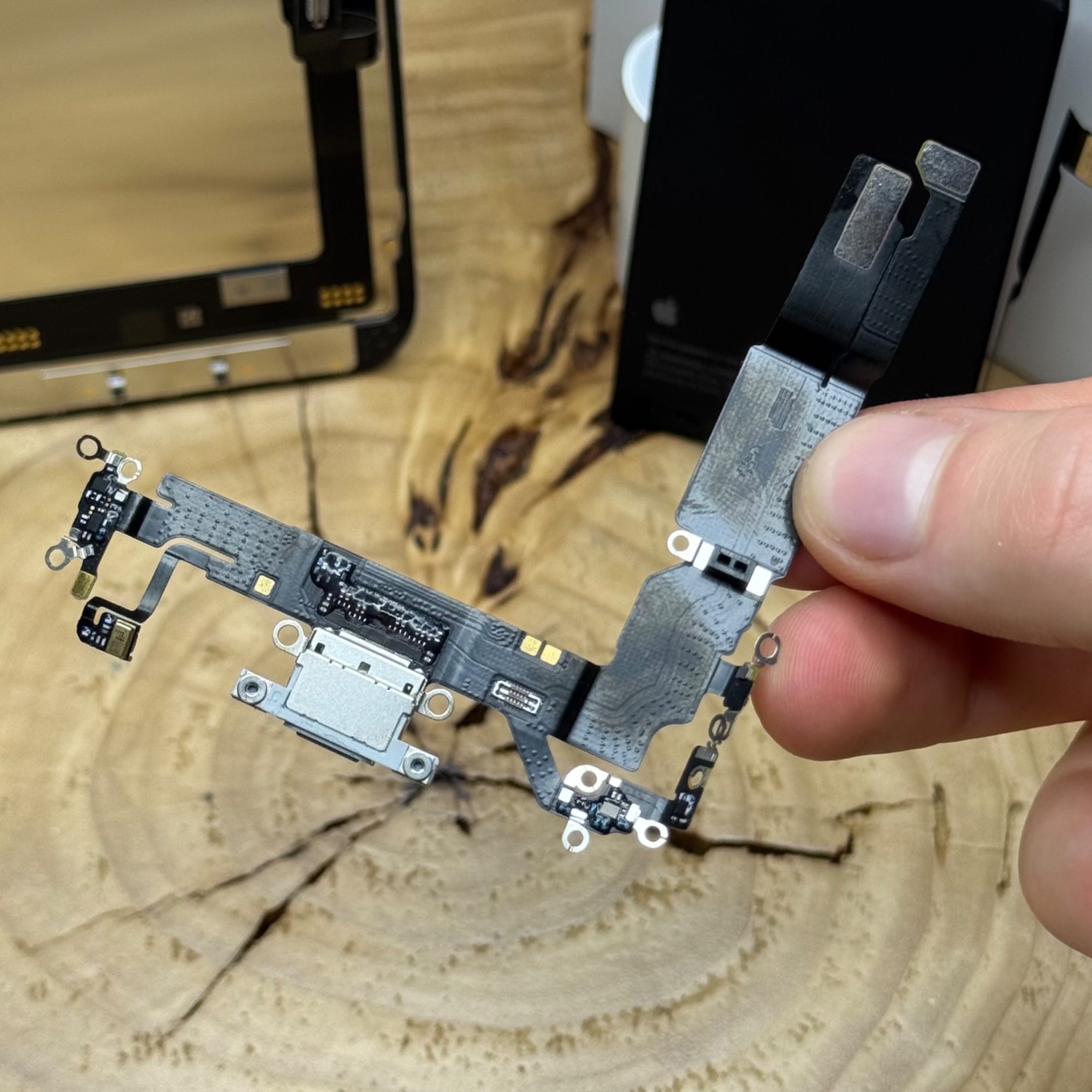 Снятый Оригинал Шлейф для iPhone 16 (A3287) на системный разъем/микрофон белый