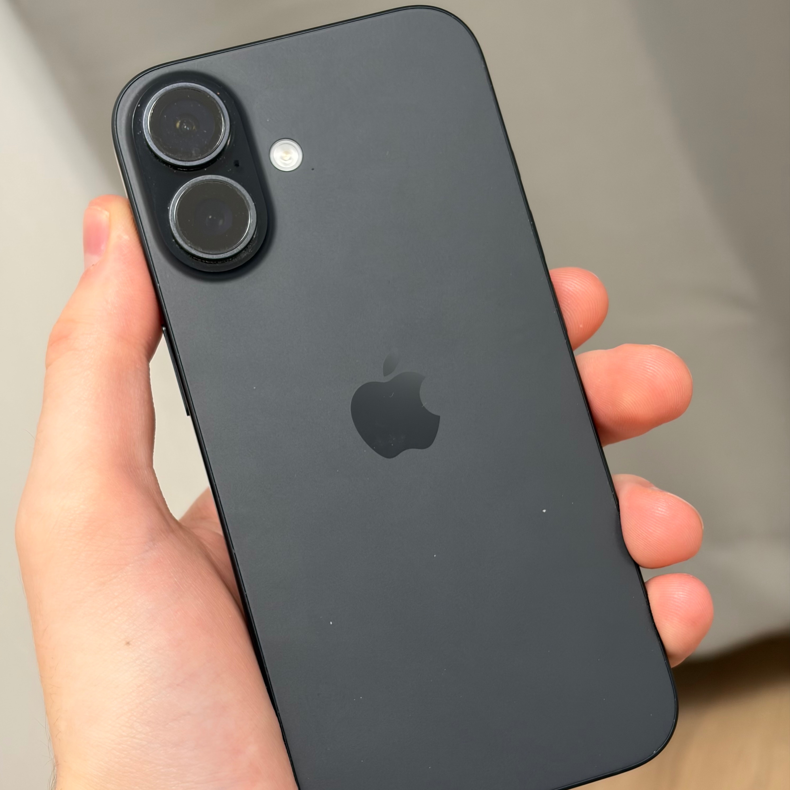 Средняя часть iPhone 16 снятый (black)