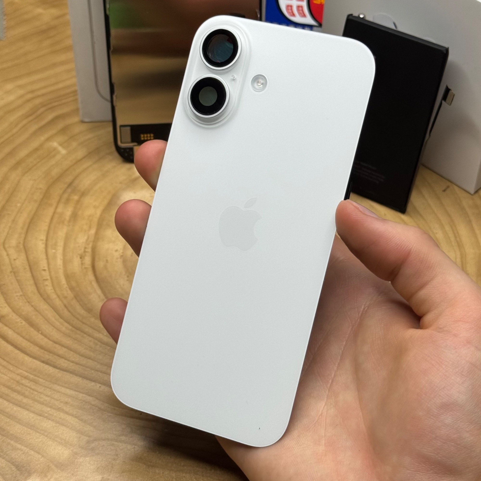Снятая Оригинальная Задняя крышка iphone 16 (белая) в сборе со шлейфами (A3287)