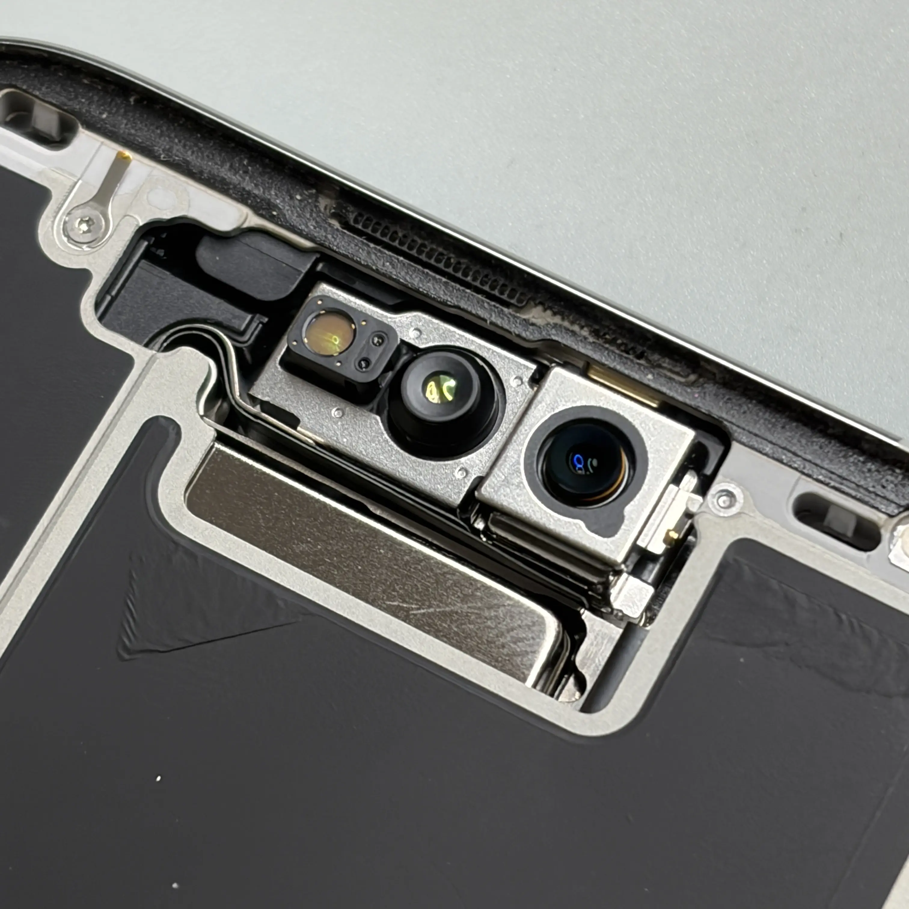 Снята с  разбора фронтальная камера  iphone 16 pro