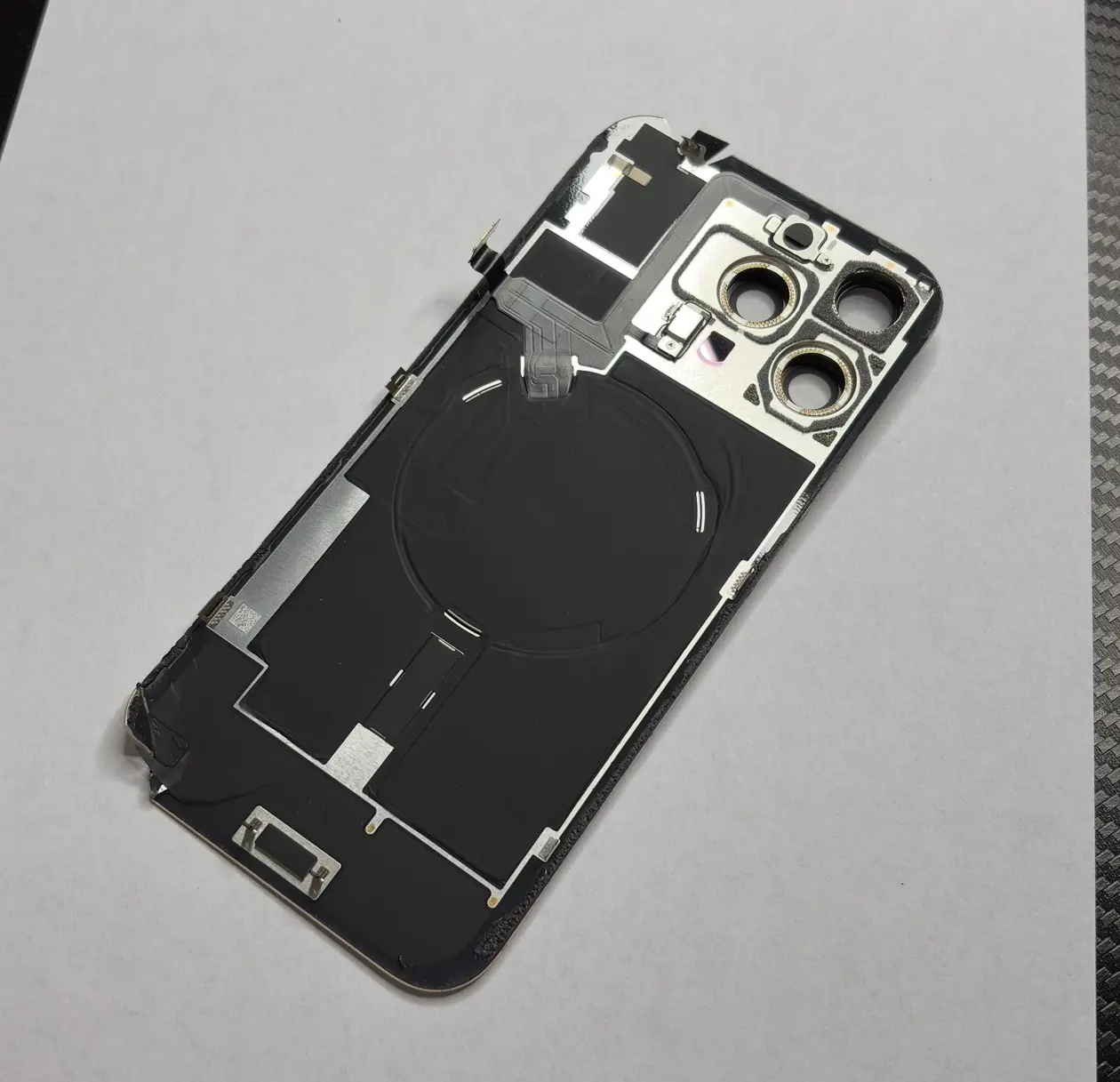 Шлейф беспроводной зарядки с разбора iPhone 16 pro max